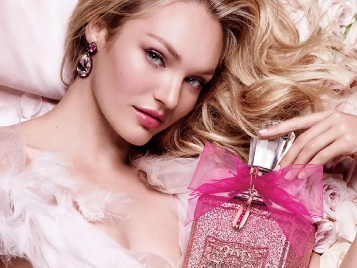 همه چیز در مورد عطر و ادکلن ویکتوریا سکرت نام ویکتوریا سکرت به گوش همه آشناست برندی لاکچری که به فرشته های خود معروف است. این برند نام آشنا در همه زمینه های فشن و مد دستی دارد. یکی از حوزه های کاری این برند، عطر و ادکلن است. رایحه هایی که گاه شما را تا اوج آسمان عروج می دهند. برندی که در سال 1977 با جامعه هدف زنان و دختران راه اندازی شد. با اینکه ویکتوریا سکرت یک خرده فروشی لباس زیر زنانه بود، اما به سرعت گوی رقابت را از رقیبان ربود و در صدر جدول بازار قرار گرفت. عطر و ادکلن های این برند مانند لباس های زیرش لوند و جذاب هستند. اگر قصد دارید همه چیز در مورد عطر و ادکلن ویکتوریا سکرت را بدانید تا انتهای این مقاله را بخوانید، همچنین اگر قصد خرید عطر در واحدهای کوچک را دارید، بهتر است سری به فروشگاه مینیمال پرفیوم بزنید.. جذابیت در تاریخچه ویکتوریا سکرت بنیانگذار ویکتوریا سکرت روی رایموند و همسرش گری اولین بار در آمریکا خانه مد ویکتوریا سکرت را پایه گذاری کردند. از آنجا که هدف از خلق این برند تولید لباس های زیر زنانه بود، نام آن ویکتوریا سکرت انتخاب شد. این نام نمادی از پیچیدگی نزاکت و احترام به ملکه ویکتوریا بود و هم با کلمه راز به لباس زیر اشاره مودبانه ای داشت. دلیل آن که روی و همسرش تصمیم به راه اندازی چنین برندی گرفتند، راحت کردن کار مردان برای خرید لوازم و هدایای خاص برای شریکان زندگی خود بود. این ایده زمانی به ذهن روی رسید که هنگام خرید لباس زیر برای همسرش خجالت زیادی احساس می کرد. ویکتوریا سکرت به فروش لباس زیر اکتفا نکرد و با هدف تحت تاثیر قرار دادن زنان بیشتر، شروع به سرمایه گذاری در صنعت عطر و ادکلن کرد. در سال 1980 با شروع این سرمایه گذاری اولین گروه محصولات عطر و ادکلن با عنوان محصولات مراقبت از بدن گیاهی وارد بازار شد. برخی از نمونه ها مانند Pear Glace همچنان پرفروش هستند. در سال 1989 اولین ادکلن رسمی این برند به نام Dream Angels متولد شد که موفقیتی بی نظیر برای این برند به همراه داشت. معروفترین عطر و ادکلن های ویکتوریا سکرت برند ویکتوریا سکرت در کنار کار اصلی خود یعنی ارائه لباس زیرهای عالی و پر زرق و برق، خالق عطر و ادکلن های جذابی نیز هست. عطر و ادکلن برند ویکتوریا سکرت محدود به شیشه های ادکلن نمی شود. این برند بادی اسپلش، لوسیون و عطر بدن نیز تولید می کند. رایحه های این برند روی جذابیت های زنانه انگشت می گذارد و هدف نیز چند برابر کردن زنانگی است. به همین دلیل اغلب رایحه های ویکتوریا سکرت شیرین و گلی هستند و احساسات را تحریک می کنند. در حال حاضر ویکتوریا سکرت 200 رایحه مختلف دارد که در بازار عطر و ادکلن به فروش می رسند. در ساخت و تولید این عطر و ادکلن ها، عطاران معروفی دست داشته اند. ● آنی بوزانتیان ● لوکاس سیوزاک ● آدریانا مدینا ● استفن نیلسن تنها برخی از سازندگان عطر و ادکلن ویکتوریا سکرت هستند. این برند که تمام و کمال زنانه است. شهرت خود را در رایحه های زنانه نیز دارد. با این حال برخی رایحه های مردانه نیز دارد. در ادامه با معروف ترین ادکلن های این برند آشنا خواهید شد. بامبشل؛ معروفترین ادکلن ویکتوریا سکرت نمادی کاملا دخترانه از دنیای ویکتوریا سکرت با طرح کیف های آرایشی و زنانه معروف این برند. بامبشل در 2010 به دنیا آمد و از همان روز اول تا به امروز در صدر جدول پرفروش های این برند قرار دارد. یک ادکلن با طبعی خنک و شیرین که از بدن زنی لاغر اندام پوشیده در ماسه های طلایی دریا به مشام می رسد. اساس و پایه این خنکی و خوشمزگی گروه میوه ای و گلی این ادکلن است که هر شنونده ای را به جنب و جوش وا می دارد. اگر از گرمای تابستان به سطوح آمده اید و قصد دارید خود را به خنکای آب بسپارید، کمی ادکلن ویکتوریا سکرت بامب شل را روی نبض خود اسپری کنید. به این ترتیب سفری خیالی به سواحل هاوایی در کنار میوه های خنک تابستان را تجربه خواهید کرد. نت های تشکیل دهنده بامبشل بامبشل را می توان معروف ترین عطر و ادکلن ویکتوریا سکرت دانست. این ادکلن که برای زنان با طبع گرم مناسب است در نت های خود غوغایی از میوه و گل ها را دارد. ● تاپ نوت ها: تمام نت های اولیه بامبشل میوه ای هستند. پشن فروت، توت فرنگی، آناناس، گریپ فروت و نارنگی نت های آغازین این ادکلن را می سازند. این نت ها با خود تازگی، طراوت و تابستان را به ارمغان می آورند. ● نت های قلب: بازی گل ها در قلب بامبشل ستودنی است. همنوایی گل های ارکیده با لیلی و گل صد تومانی جذابیت را به رایحه می افزاید. در کنار آن ها ملکه گل ها، یاس با توت قرمز قراری مخفیانه دارد تا ثبات را به قلب پرتلاطم ادکلن برگرداند. ● نت های پایه: در انتهای سفر بامبشل نت های خزه درخت بلوط، چوب های جنگلی و مشک آواز می خوانند. هدف از حضور این بانوان سبزپوش تثبیت بو و ایجاد ماندگاری است. ویکتوریا سکرت بامبشل پخش بو و ماندگاری متوسطی دارد تا در یک روز گرم و مرطوب تابستانی به بدن نچسبد. رایحه های تابستانی به دلیل همراه شدن با عرق بهتر است بجای مدت ها نشستن روی پوست، تمدید شوند. هونلی ویکتوریا سکرت؛ نشانی از ادای احترام به فرشتگان ویکتوریا سکرت در سال 2019 با فرشتگان خود خداحافظی کرد و دیگر از جذابترین و زیباترین زنان دنیا برای تبلیغات خود استفاده نکرد. در همین سال و به نشانه احترام به فرشتگان خود ادکلن هونلی را وارد بازار کرد. رایحه ای صمیمی، مهربان و در عین حال فوق العاده اصیل و لوند که هرکسی را اغوا می کند. فارغ از زن یا مرد هر کسی این ادکلن را استشمام می کند، شیفته آن می شود. نام بهشتی این ادکلن برازنده خودش است. رایحه ای شرقی و گلی که از گرمای آن تمام احساسات برانگیخته می شود. عطری با آغازی گلی و پودری در آکوردهای اصلی که مودب، موقر و متین است. بویی که اجازه نمایش در تمام مکان ها و موقعیت ها را دارد. این رایحه برای هر فصل و هر زمان مناسب است. بدون تکبر و غرور روی پوست می نشیند و جذابیت های زنانه را چند برابر می کند. نت های تشکیل دهنده بهشت ویکتوریا سکرت در گروه بویایی هونلی ویکتوریا سکرت، گل ها حرف اول را می زنند. گل های سفید که پاکی و معصومیت را ارائه می کنند، همراه وانیل که بر جذابیت جنسی ادکلن می افزاید در کنار هم ردیف شده اند. گل نیلوفر آبی، آرامش بهشتی را به هونلی ویکتوریا سکرت تزریق می کند. فریزیا کمی آرامش مطلق را به هم میزند و با جنب و جوش ادویه ای خود گرما را به ارمغان می آورد. گل صد تومانی دخترکی صورتی پوش است که در طلایی دنیای بهشتی ویکتوریا غرق شده است. این نت آمده تا کمی از زرق و برق ها بکاهد و رایحه را به واقعیت نزدیک تر کند. در انتها نت های چوب صندل و مشک آمده اند تا رایحه را در جای خود محکم کنند. چوب صندل با بوی بالزامیک و قوی و مشک با گذر از رایحه ای حیوانی به هونلی ویکتوریا سکرت اجازه می دهد تا ماندگاری خود را به رخ رقیبان بکشد. ویکتوریا سکرت؛ انتخابی اغواکننده در رایحه ها عطر و ادکلن های برند ویکتوریا سکرت، دنیای وسیعی را شامل می شود. برندی که در ادکلن های خود تواضع، شیکی، مقرون به صرفه بودن و زیبایی را یک جا دارد. این برند تمام سلیقه های بویایی را پوشش می دهد. حتی اگر بخواهید هزینه کمتری برای ادکلن ها بپردازید، ویکتوریا سکرت حتما یک نسخه خوشبو و در عین حال قیمت مناسب برایتان دارد. با این حال یک راه دور زدن قیمت ها، خرید دکانت عطر است. دکانت ها مستقیما از شیشه های اورجینال ادکلن ها پر می شوند و به دست مصرف کننده می رسند. مینیمال پرفیوم از رایحه های پرفروش ترین عطر و ادکلن ویکتوریا سکرت، دکانت های ده میل ارائه می کند. به این ترتیب می توانید برای اولین بار یک رایحه جذاب و صورتی از این برند معروف را با هزینه ای بسیار کمتر امتحان کنید. 