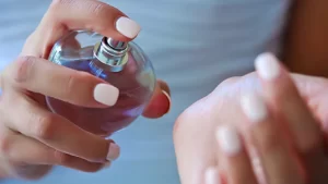 آیا استفاده از عطر روی لباس بهتر است یا پوست؟